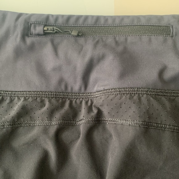 Athleta Run with it SKORT !! Fantastic condition ! Cute little zipper on back! - Picture 4 of 4